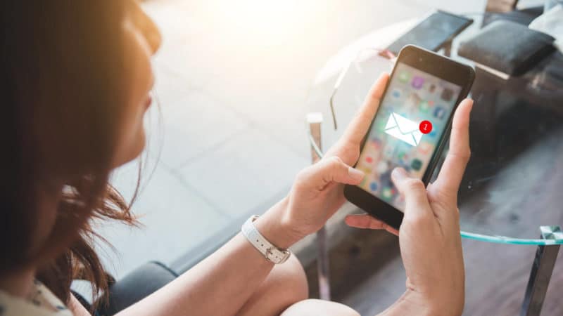 femme lisant un e-mail sur le smartphone